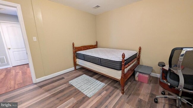 Building Photo - 6721 Sycamore Park Dr