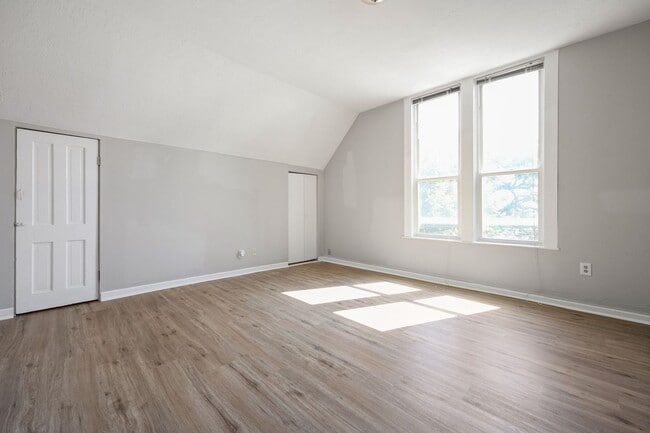 Building Photo - Victorian-style apartment available in the serene SW Hills