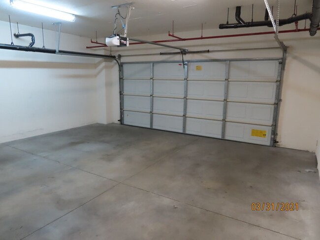 Building Photo - Two Bedroom 2.5 bath Townhome in South Par...