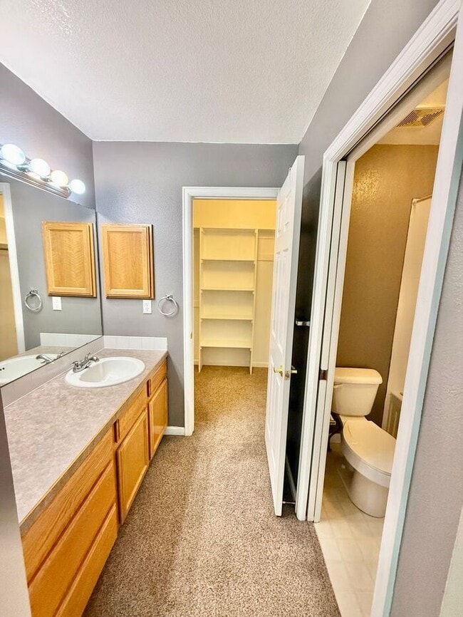 Building Photo - 3 Bedroom 2.5 Bath Townhome with 1 car gar...