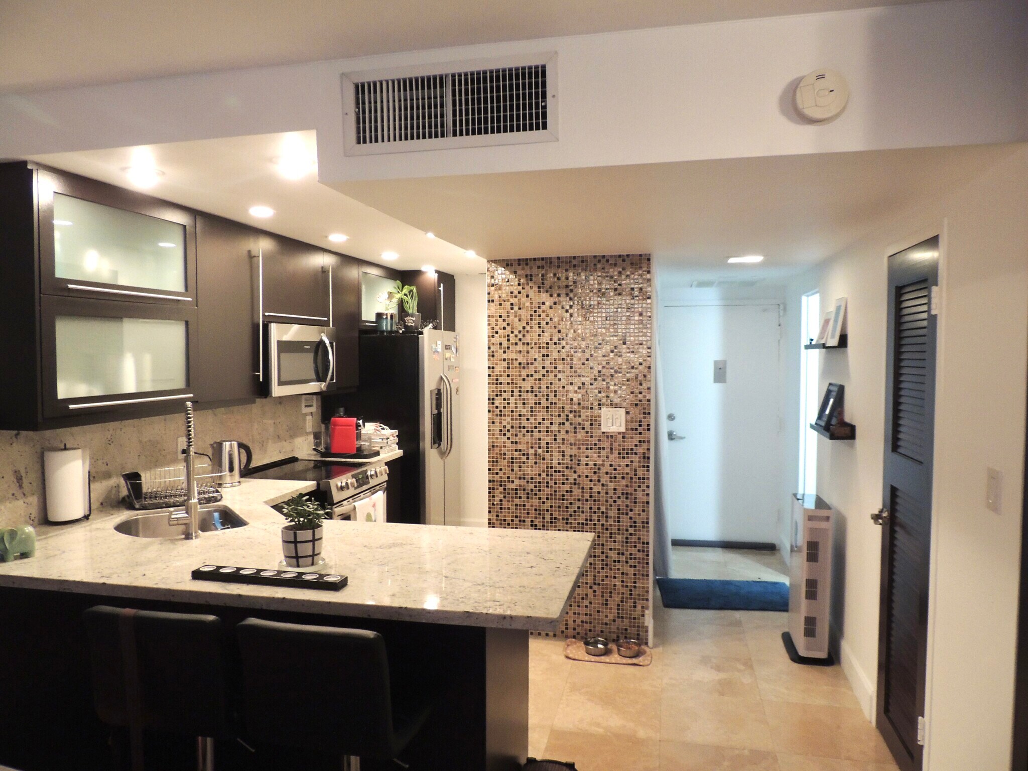 Foyer/Kitchen - 1000 West Ave