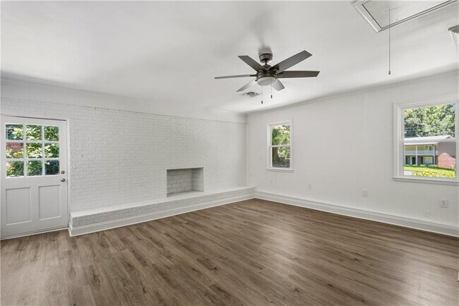 Building Photo - 1348 Ridgewood Dr SW