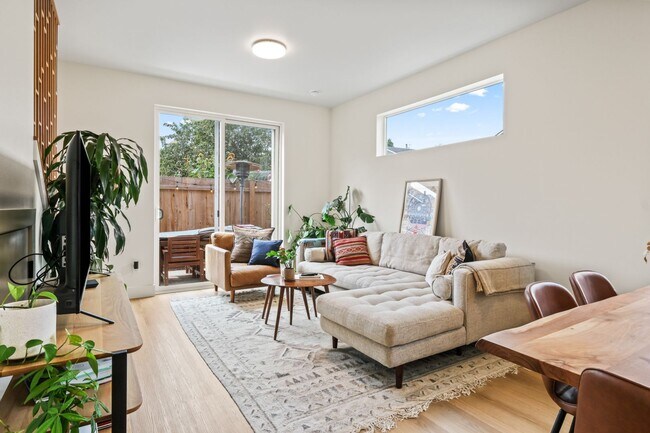 Building Photo - 6417 N Greenley Ave #4