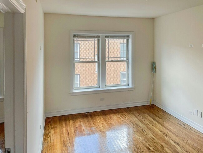 Building Photo - 3808 N Sheffield Ave
