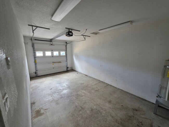 Building Photo - Large 3 bedroom 2 bath duplex. 1520 sq ft, vaulted ceilings