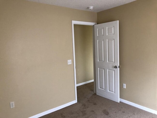 Building Photo - Beautiful Home