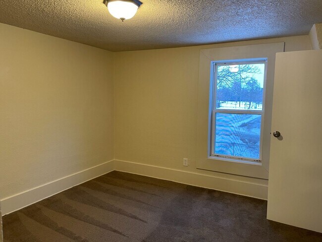 Building Photo - 325 E Hillsdale St