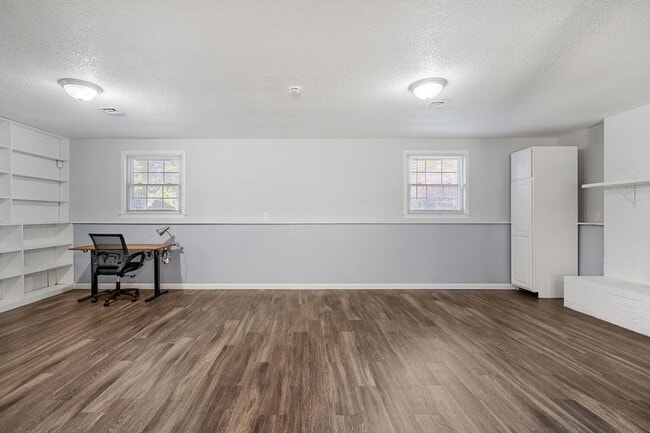 Building Photo - Large Home on Almost 2 Acres!