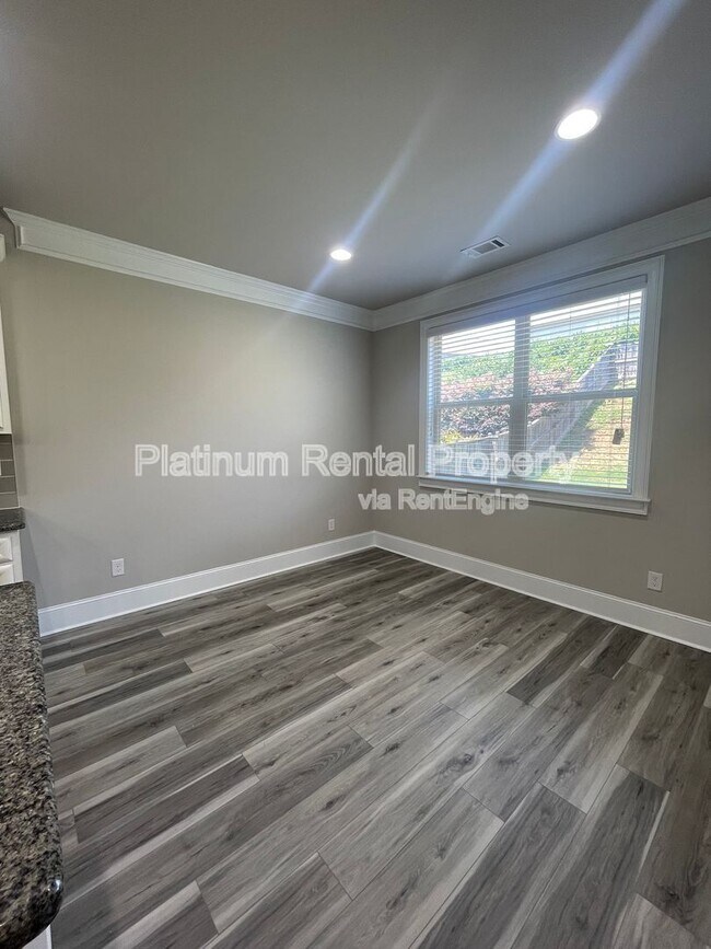 Building Photo - 5180 Mirror Lake Dr