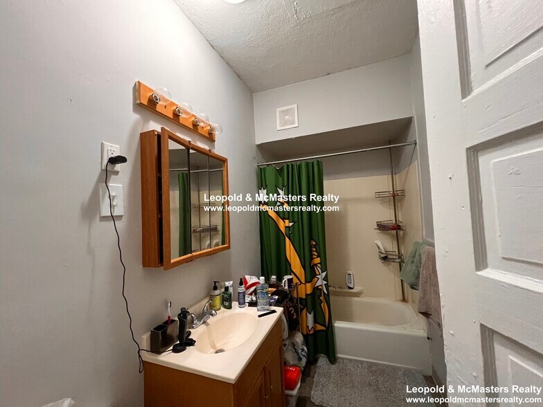 Building Photo - 21 Roseclair St