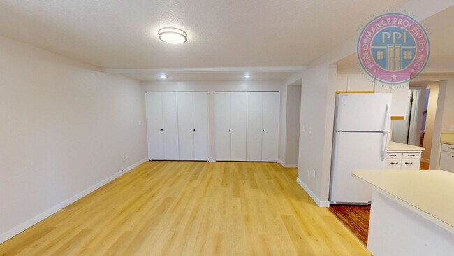 Building Photo - Prime West Linn Location - Walkable to Hig...