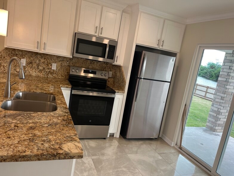 Building Photo - 2160 Alexandra Ct