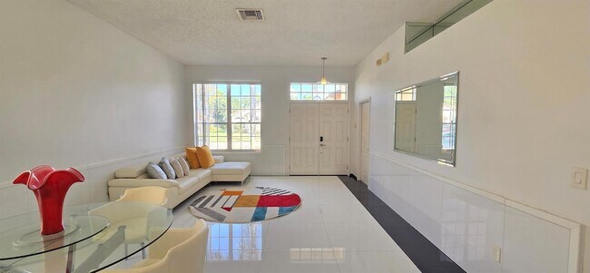 Building Photo - 661 Lake Wellington Dr