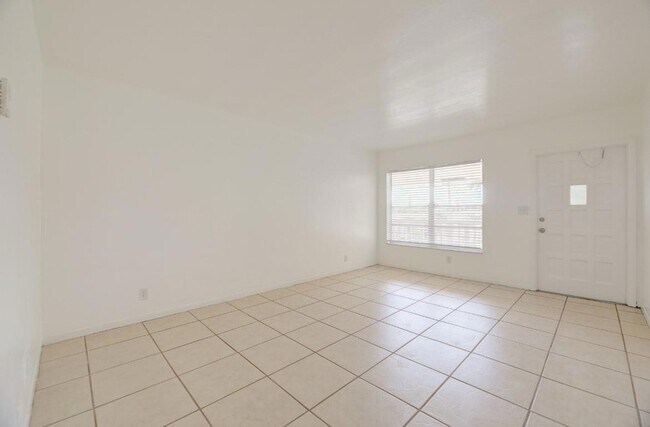 Building Photo - 1033 NW 30th Ct