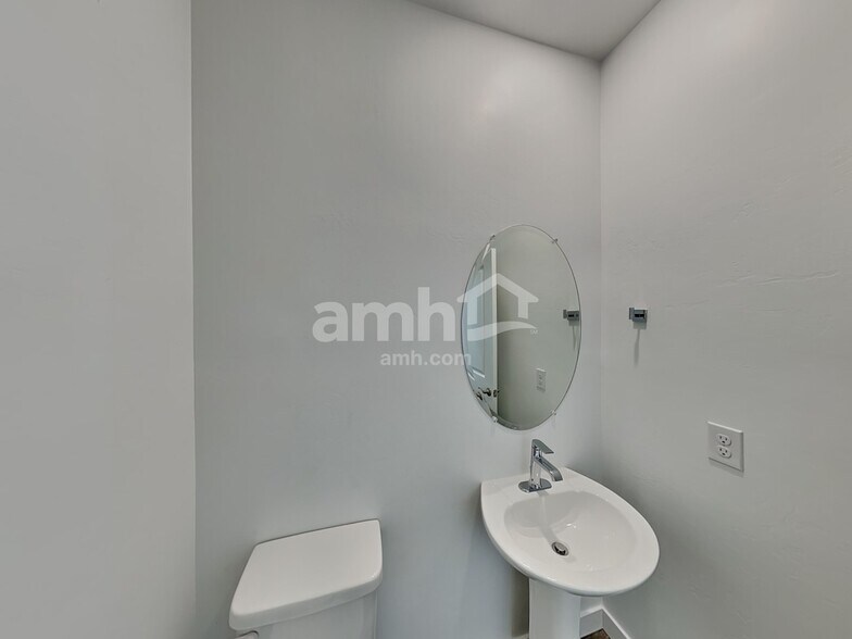 Building Photo - 9549 Harkes Dr