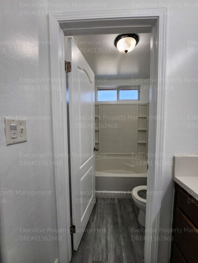 Building Photo - 4 bedroom/ 2 bathroom located in the South...