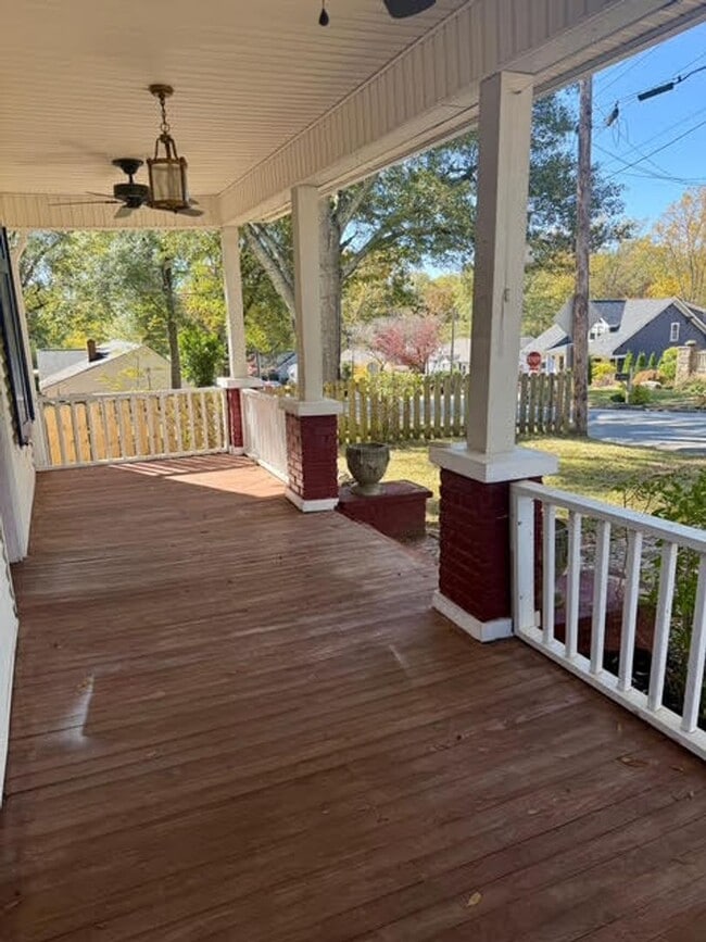 Building Photo - Charming 4BR/2BA House w/ Fenced back yard!