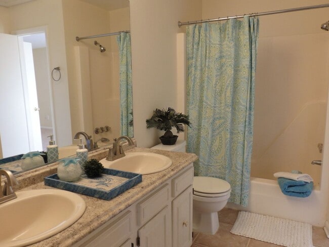 Building Photo - Amazing 2 Bedroom Townhome in Washington Square! Available 03-06-26! All Appliances Convey!