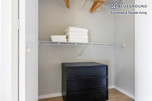 Building Photo - 211 W Scott St