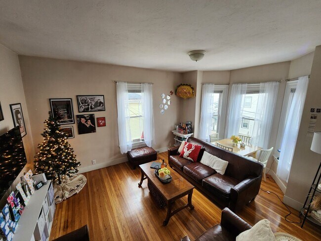 Building Photo - Modern 4-Bed, 2-Bath Near BU — Newly Renov...