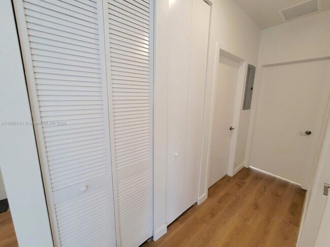 Building Photo - 1950 Fletcher St