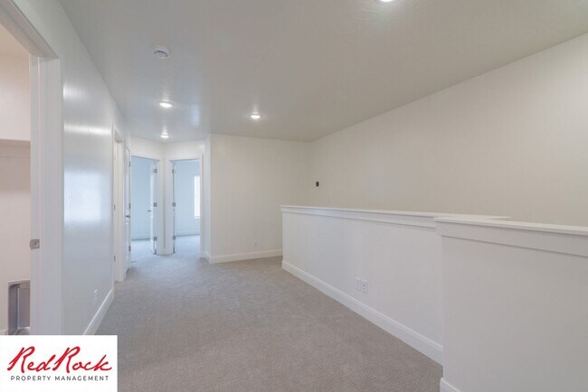 Building Photo - Stunning Spacious 3 Bedroom Unit