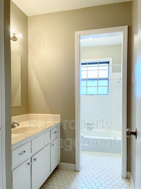 Building Photo - 3553 Clarke Rd