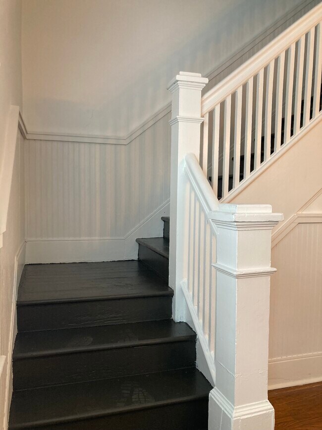 Building Photo - 328 E 12th St