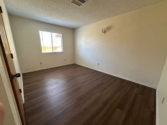 Building Photo - Welcome to this 2 bedroom 1 bath home!