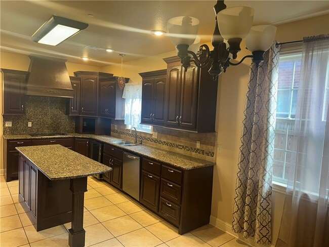 Building Photo - 4500 SW Swinton Dr