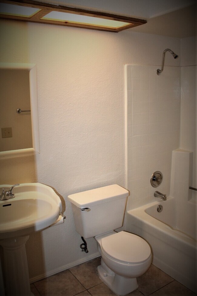 Building Photo - 4 bedroom FAMILY SPECIAL with RV storage o...
