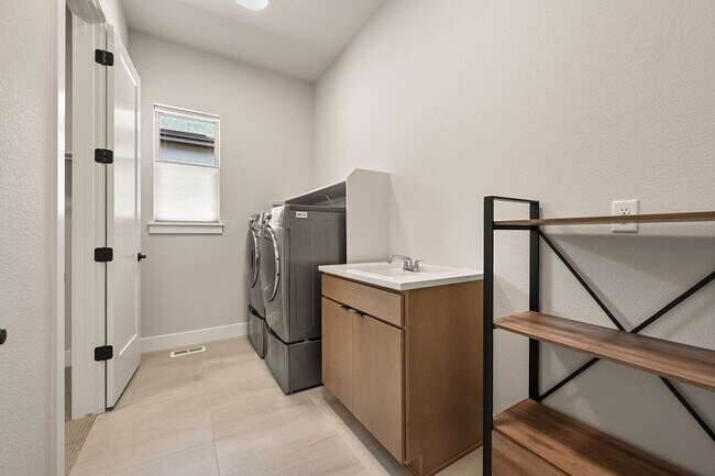 Building Photo - Stunning & Luxurious Brand-New Build in Ki...