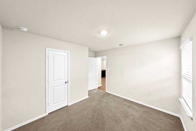 Building Photo - 2 Weeks FREE RENT with 12 Month Lease. 1 Month FREE with 18 Month Lease