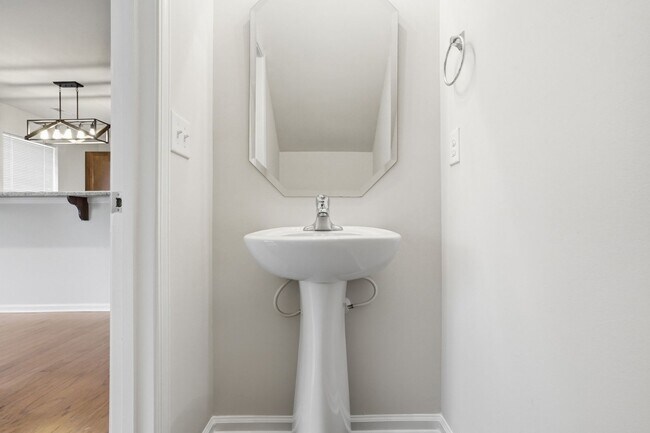 Building Photo - Move-In Ready 4BR | Space, Location & Value All in One