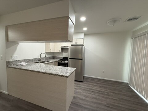 Building Photo - 3 bed 2 bath with garage $1,400 Rent