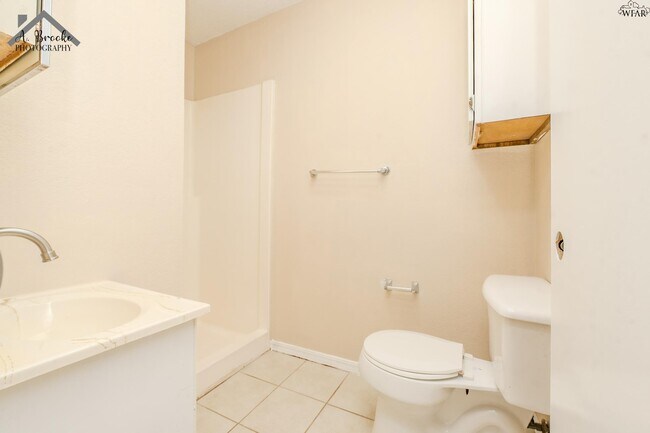 Building Photo - 1215 N Pacific Ave