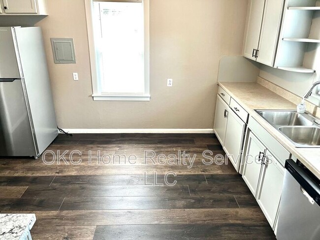 Building Photo - 234 W Thatcher St