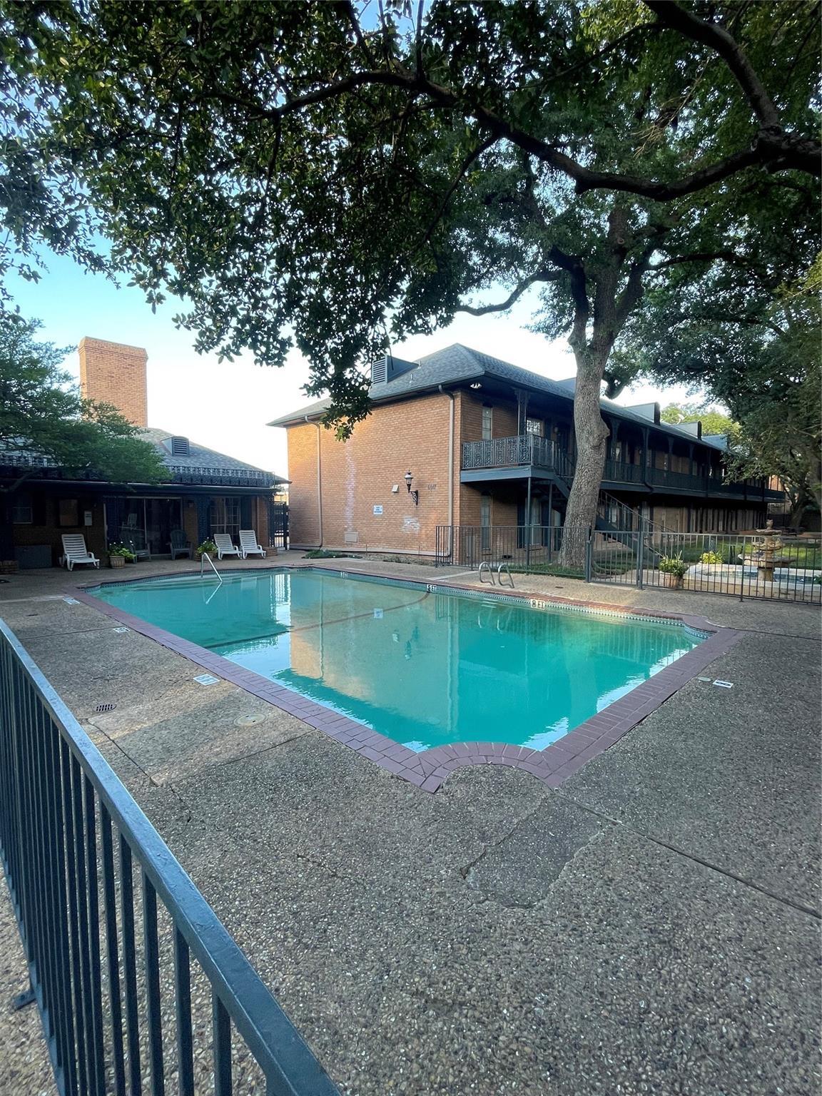 Building Photo - 6015 E University Blvd