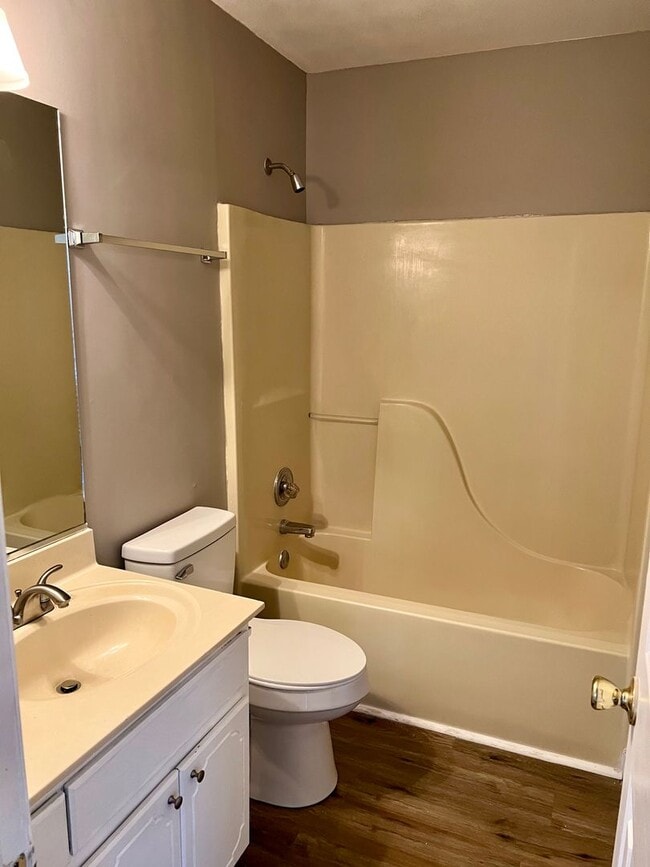 Building Photo - FOR RENT - 4 BR, 2 BA!