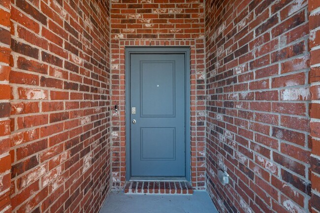 Building Photo - 811 Emerald Dr