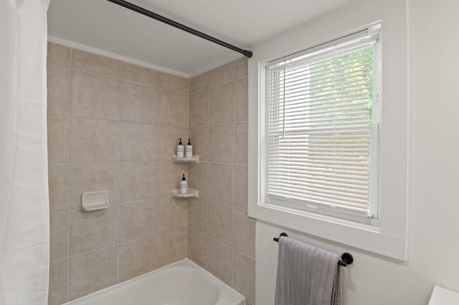 Building Photo - 125 W Circular St