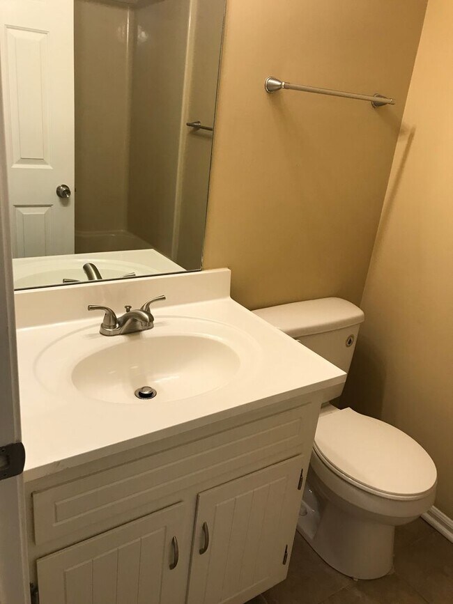 Building Photo - 3 Bedroom Home with Bonus Room For Rent!