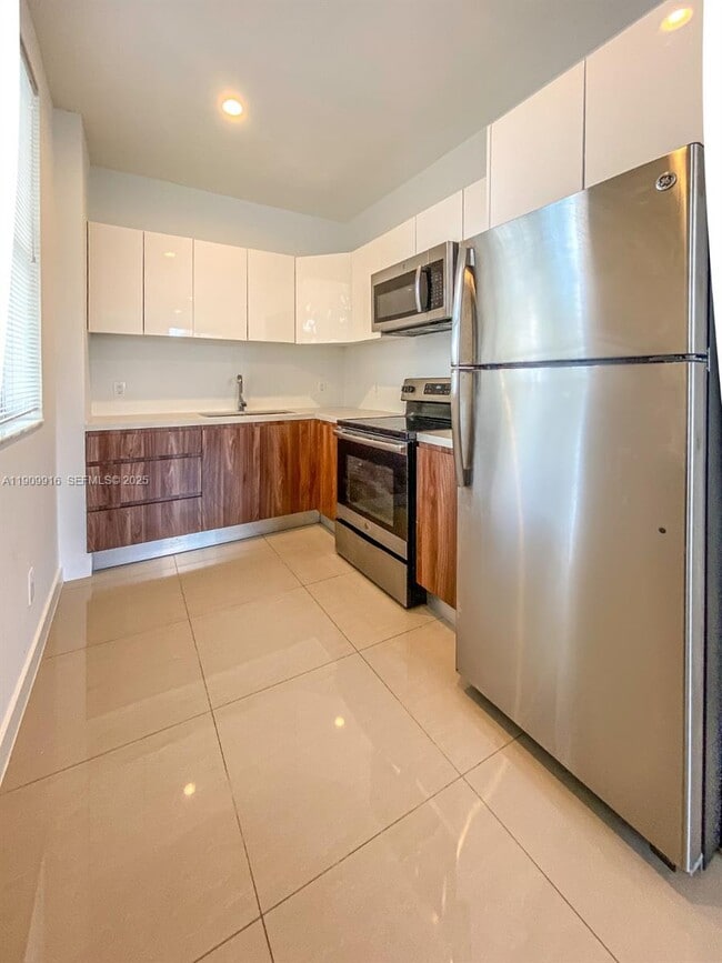 Building Photo - 924 Marseille Dr