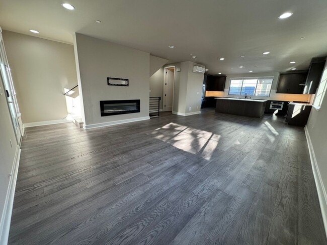 Building Photo - 4Bd/3.25Ba Kirkland Townhouse