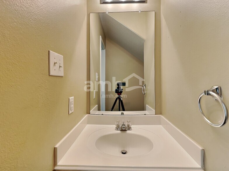 Building Photo - 16727 Foursquare Dr