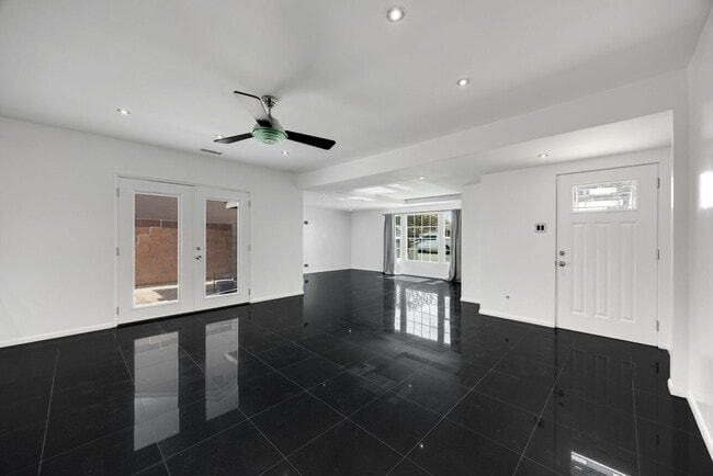 Building Photo - Adorable 2 Bed / 1 Bath