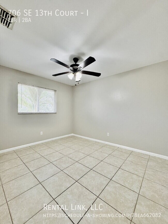 Building Photo - 706 SE 13th Ct