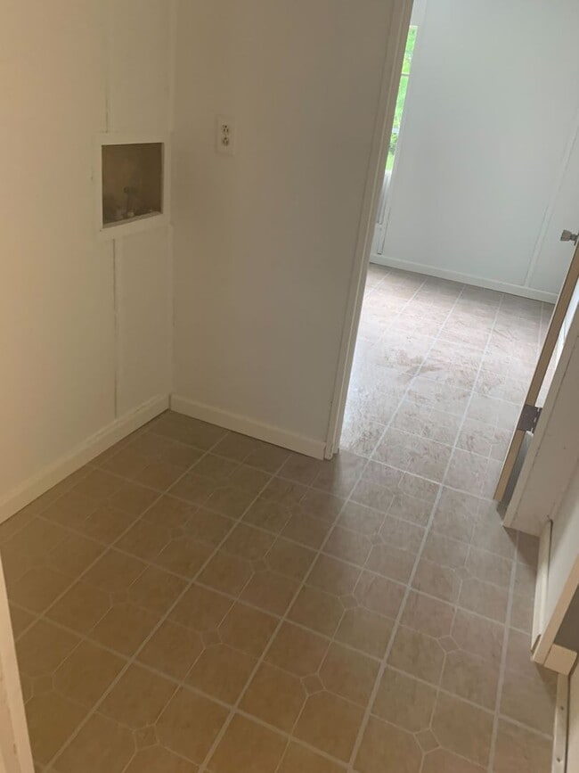 Building Photo - APPROVED SECTION 8 VOUCHERS ONLY! - 2 Bedr...