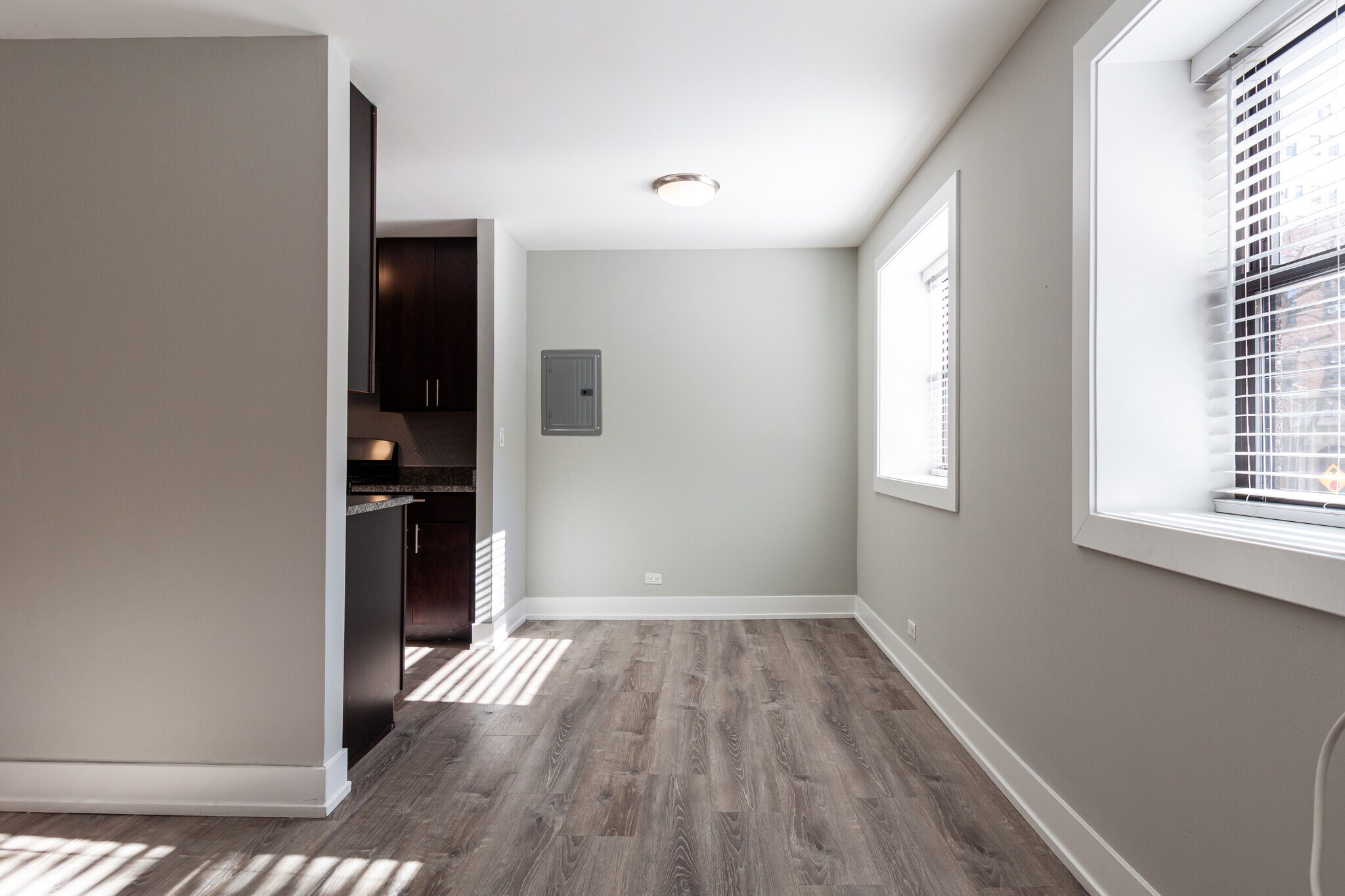 Building Photo - 525 W Surf St