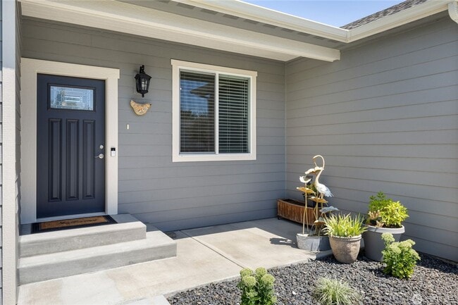 Building Photo - Like-New 3 bed 2 bath w/ Garage